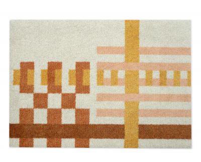 Loom Fußmatte von Heymat mit abstraktem Webmuster in Beige, Braun, Gelb und Rosa.